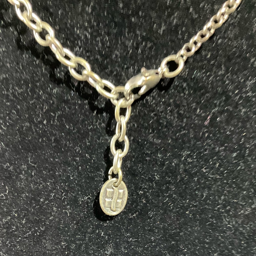 Elegant Silver Pendant Necklace - Picture 3 of 4
